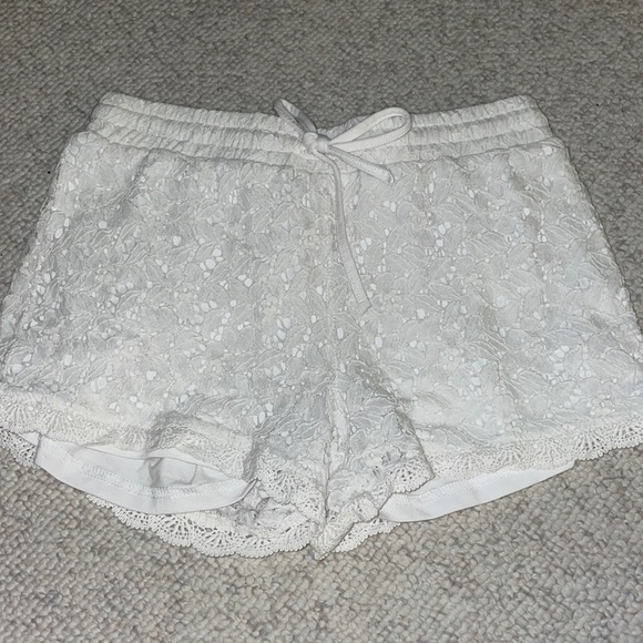 White floral shorts - Picture 1 of 3